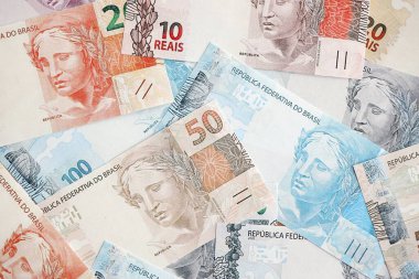 Brezilya Reais banknotları. Mevcut Brezilya gerçek para faturaları masada büyük miktarda yatıyor. Brezilya 'da iş ve yatırım kavramı