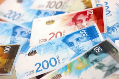 Israel New Shekels banknotları. İsrail 'in şu anki para faturaları büyük miktarda masada yatıyor. İsrail 'de iş ve yatırım kavramı