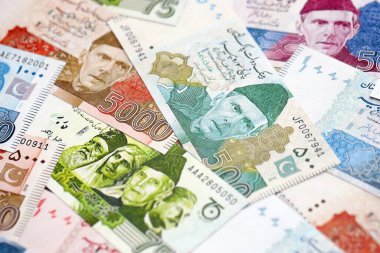 Pakistan banknotları. Pakistan 'ın mevcut para faturaları büyük miktarda masada yatıyor. Pakistan 'da iş ve yatırım kavramı