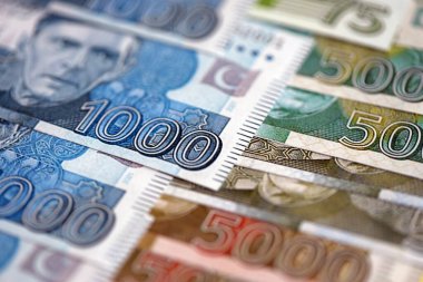 Pakistan banknotları kapanıyor. Pakistan 'ın mevcut para faturaları büyük miktarda masada yatıyor. Pakistan 'da iş ve yatırım kavramı