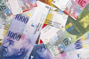 İsviçre frangı banknotları. Mevcut frank para faturaları büyük miktarda masada yatıyor. İsviçre 'de iş ve yatırım kavramı