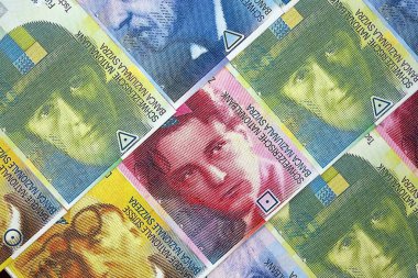 İsviçre frangı banknotları. Mevcut frank para faturaları masanın üzerinde çok yakın mesafede duruyor. İsviçre 'de iş ve yatırım kavramı