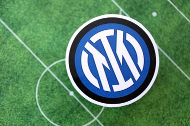 KYIV, UKRAINE - 23 Şubat 2025 Inter Milan FC futbol kulübü rozeti futbol sahasının arka planında yer alıyor