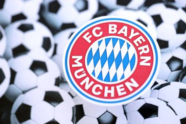 KYIV, UKRAINE - 23 Şubat 2025 Bayern Münih futbol kulübü rozeti futbol topu arka plan pankartıyla yatmaktadır