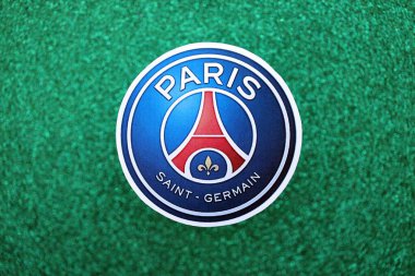 KYIV, UKRAINE - 23 Şubat 2025 Paris Saint Germain FC futbol kulübü rozeti zümrüt yeşili simli arka plan pankartıyla uzanır