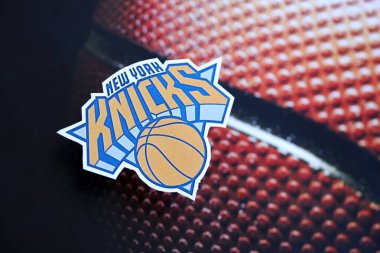 KYIV, UKRAINE - 23 Şubat 2025 New York Knicks basketbol takımı rozeti basketbol arka plan pankartında yer alıyor