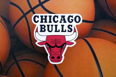 KYIV, UKRAINE - 23 Şubat 2025 Chicago Bulls basketbol takımı rozeti basketbol topu arka plan pankartıyla yatar