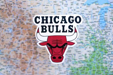 KYIV, UKRAINE - 23 Şubat 2025 Chicago Bulls basketbol takımı rozeti ABD haritasının arka planında yer almaktadır