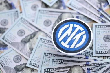 KYIV, UKRAINE - 23 Şubat 2025 Inter Milan FC futbol kulübü rozeti büyük miktarlarda Amerikan doları üzerinde yer almaktadır.