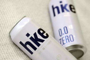 KYIV, UKRAINE - 19 Nisan 2025 Alüminyum kutularda sıfır alkolsüz bira. Bira markası logosunu kapatıyoruz.