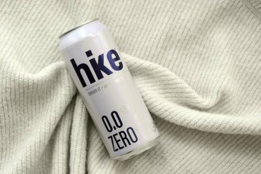 KYIV, UKRAINE - 19 Nisan 2025 Alüminyum kutularda sıfır alkolsüz bira. Bira markası logosunu kapatıyoruz.