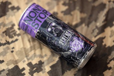 KYIV, UKRAINE - 19 Nisan 2025 Sapık 'ın sınırlı sayıda üretilmiş enerji içeceği ve mor üzerine gaz maskesi takılmış karakter kapatılabilir