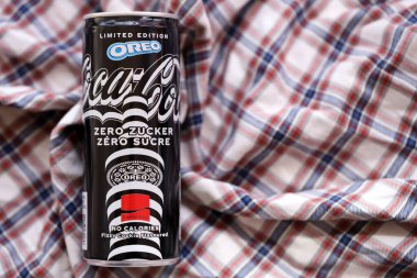KYIV, UKRAINE - 19 Nisan 2025 Coca Cola OREO Sıfır Şekerli içecek 250 ml kutusunda. Kurabiye aromalı meşrubat işbirliği. Sınırlı üretim ürünü