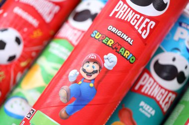 KYIV, UKRAINE - 19 Nisan 2025 Sınırlı Versiyon Pringles Süper Mario 'nun etrafındaki temalı tüpleri kapatın, oyuncu grafikler ve markalaşma içeriyor