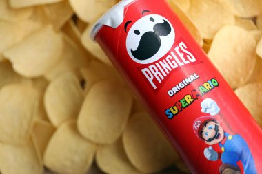 KYIV, UKRAINE - 19 Nisan 2025 Sınırlı Versiyon Pringles Süper Mario 'nun etrafındaki temalı tüpü kapatın, oyuncu grafikler ve markalaşma içeriyor