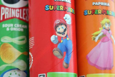KYIV, UKRAINE - 19 Nisan 2025 Sınırlı Versiyon Pringles Süper Mario 'nun etrafındaki temalı tüpleri kapatın, oyuncu grafikler ve markalaşma içeriyor