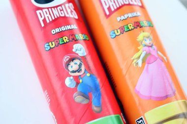 KYIV, UKRAINE - 19 Nisan 2025 Sınırlı Versiyon Pringles Süper Mario 'nun etrafındaki temalı tüpleri kapatın, oyuncu grafikler ve markalaşma içeriyor