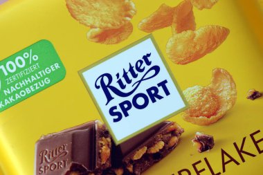 KYIV, UKRAINE - 19 Nisan 2025 Ritter Spor Logosu Çikolata ambalajı