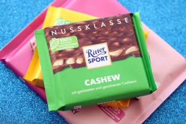 KYIV, UKRAINE - 19 Nisan 2025 Birkaç Ritter çikolatası yakın plan kağıdında. Knusperflakes tadı Kaju NussKlass ve Fruity Duo ile