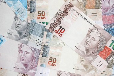 Brezilya Reais banknotları. Mevcut Brezilya gerçek para faturaları masada büyük miktarda yatıyor. Brezilya 'da iş ve yatırım kavramı