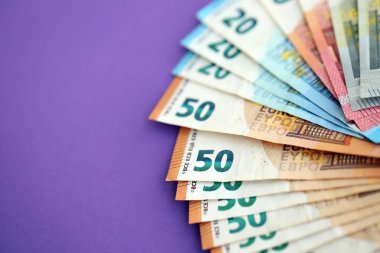 Avrupa para birimi banknotlarının büyük bir kısmı mor renkli masaya yakın. Avrupa 'da iş ve gelir kavramı
