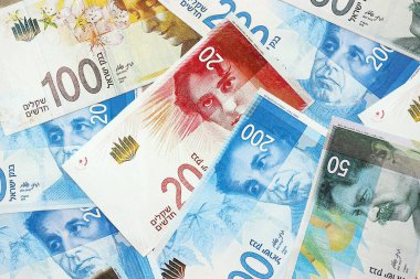 Israel New Shekels banknotları. İsrail 'in şu anki para faturaları büyük miktarda masada yatıyor. İsrail 'de iş ve yatırım kavramı