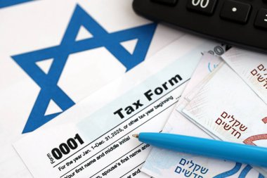İsrail 'in yeni şekeri, hesap makinesi ve bayraktaki vergi formuyla para basıyor. Şu anki İsrail parası ve vergileri yakın plan. İsrail 'de vergi ödeme ve muhasebe kavramı