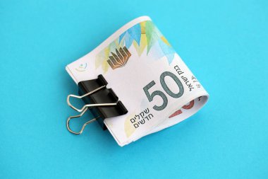 Israel New Shekels banknotları mavi arka planda. İsrail 'in şu anki para banknotları büyük oranda mavi üzerine yatar. İsrail 'de iş ve yatırım kavramı