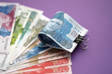 Pakistan mor arka planda banknotlar halinde. Pakistan 'ın mevcut para faturaları büyük miktarda masada yatıyor. Pakistan 'da iş ve yatırım kavramı