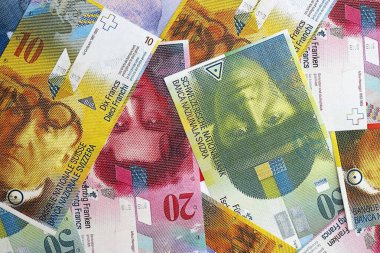 İsviçre frangı banknotları. Mevcut frank para faturaları büyük miktarda masada yatıyor. İsviçre 'de iş ve yatırım kavramı