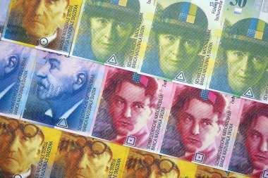 İsviçre frangı banknotları. Mevcut frank para faturaları masanın üzerinde çok yakın mesafede duruyor. İsviçre 'de iş ve yatırım kavramı