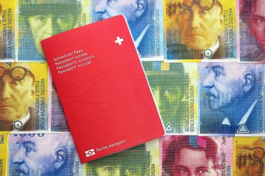 İsviçre frangı banknotları ve pasaportu. Mevcut banknotlar ve biyometrik geçiş kartları masanın üzerinde. İsviçre 'de seyahat ve tatil kavramı