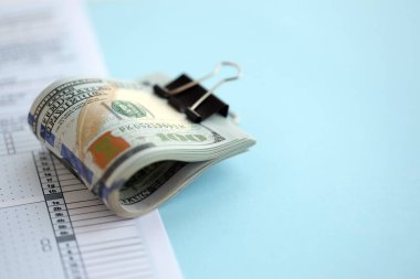 Masada 1040 bireysel gelir vergisi iadesi formuyla birlikte büyük miktarda Amerikan doları banknotları var. ABD 'de vergilendirme ve muhasebe kavramı