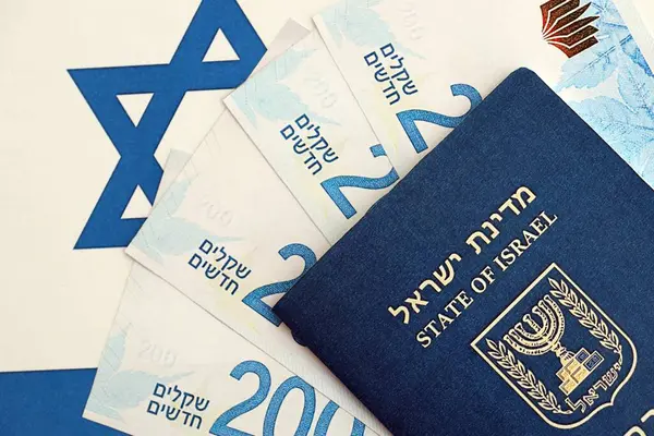 İsrail Yeni Şekelleri 'nin banknotları ve pasaportu bayrağın üzerinde. İsrail 'in mevcut para faturaları ve biyometrik geçiş bayrağında büyük miktarda yer alıyor. İsrail 'de seyahat ve tatil kavramı
