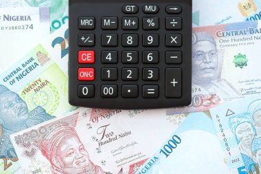 Nijerya naira para birimi faturaları ve hesap makinesi yakın plan. Vergilendirme ve para sayımı kavramı