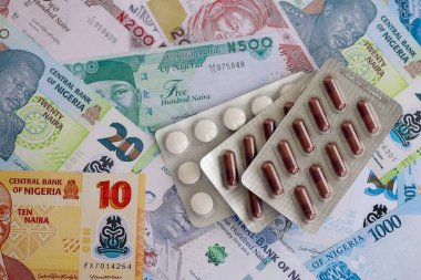 Nijerya naira para birimi faturaları ve ilaç hapları yakında. İlaç ve eczane kavramı