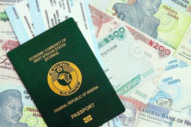 Nijerya naira para birimi, bilet ve pasaport faturaları. Seyahat ve tatil kavramı