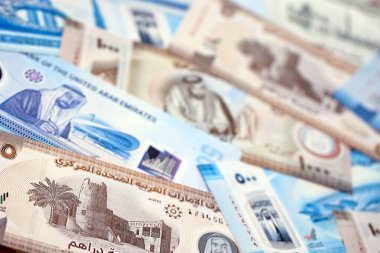 Birleşik Arap Emirlikleri kara para birimi faturaları. Mevcut banknotlar masanın üzerinde büyük miktarda yatıyor.