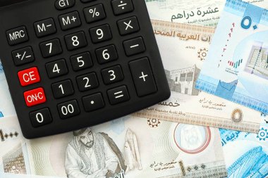 Birleşik Arap Emirlikleri kara para birimi faturaları ve hesap makinesi kapanıyor. Vergilendirme ve para sayımı kavramı