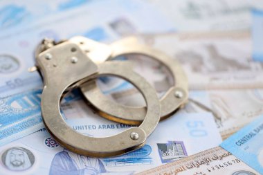 Birleşik Arap Emirlikleri kara para birimi banknotları ve kelepçeler kapanıyor. Suç kavramı
