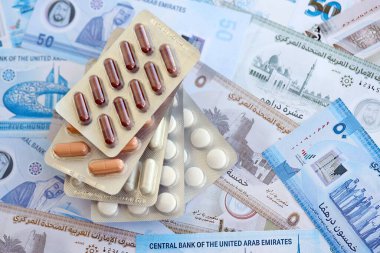 Birleşik Arap Emirlikleri kara para birimi faturaları ve ilaç hapları yakında. İlaç ve eczane kavramı
