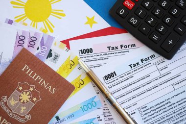 Filipinler pezosu para faturaları ve vergi formlu hesap makinesi. Vergi ve muhasebe kavramı