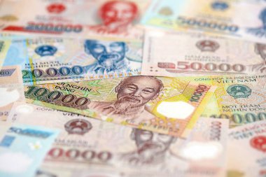 Vietnam dong para birimi faturaları. Mevcut banknotlar masanın üzerinde büyük miktarda yatıyor.