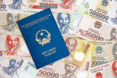 Vietnam dong para birimi faturaları ve pasaport kapatılıyor. Seyahat ve tatil kavramı
