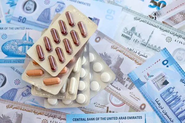 Birleşik Arap Emirlikleri kara para birimi faturaları ve ilaç hapları yakında. İlaç ve eczane kavramı