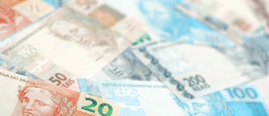 Brezilya Reais banknotları. Mevcut Brezilya gerçek para faturaları masada büyük miktarda yatıyor. Brezilya 'da iş ve yatırım kavramı
