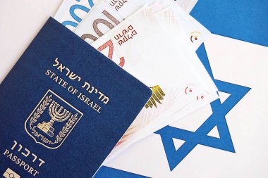 İsrail Yeni Şekelleri 'nin banknotları ve pasaportu bayrağın üzerinde. İsrail 'in mevcut para faturaları ve biyometrik geçiş bayrağında büyük miktarda yer alıyor. İsrail 'de seyahat ve tatil kavramı