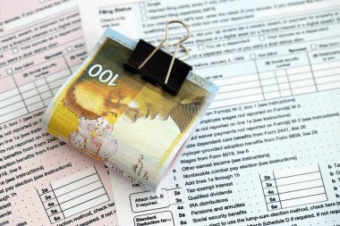 Israel New Shekels vergi formundaki banknotlar boş. İsrail 'in mevcut para faturaları vergi raporunda yer alıyor. İsrail 'de vergilendirme ve vergi ödeme kavramı