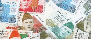 Pakistan banknotları. Pakistan 'ın mevcut para faturaları büyük miktarda masada yatıyor. Pakistan 'da iş ve yatırım kavramı