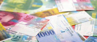 İsviçre frangı banknotları. Mevcut frank para faturaları büyük miktarda masada yatıyor. İsviçre 'de iş ve yatırım kavramı